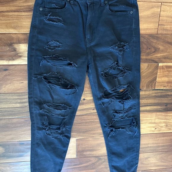American Eagle Strigid Black Distressed Mom Jeans size 6 Long - Picture 3 of 8